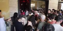 Ligabue, inizia la festa. Fan, selfie e memorabilia allo store di Certe Notti