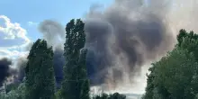 Incendio a Pesaro: fiamme alla Cartfer, nube nera visibile da chilometri