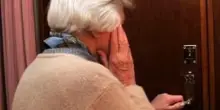 Anziana maltrattata da un’intera famiglia