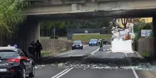 Tir incastrato nel sottopasso. Traffico in tilt sull’Adriatica