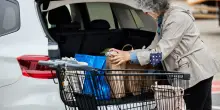Anziana derubata nel parcheggio del supermercato: presa la banda dei ladri