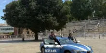 Piazza XX Settembre, arrestato per spaccio un 20enne. E sotto la giostra spunta un coltello