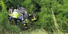 Cade con l’auto in una scarpata a Monghidoro: delicato intervento di soccorso