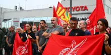 Toyota, operai in sciopero davanti allo stabilimento. Atteso l’incontro con la Regione: “Difendiamo l’industria di Bologna”