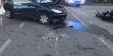 Schianto in moto, resta incastrato sotto l’auto: gravissimo un 43enne