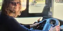 Donatella guida il bus: "Un sogno da bambina, ho trovato me stessa"