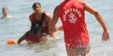 Malore in mare, anziana salvata dai bagnini