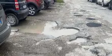 Trappola in via Alighieri: "Un parcheggio groviera"