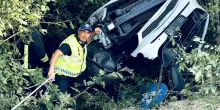 Auto finisce nella scarpata: ferita una donna