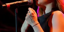 Noemi sbarca in piazza Matteotti. Sul palco con Nostalgia