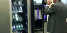 Distributori automatici chiusi la notte nella zona della stazione