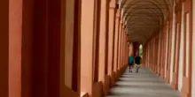 Il portico di San Luca imbrattato. La Curia cancella le scritte sessiste