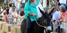 Il palio dei somari ad Alfero. Jonathan Amadori taglia il traguardo