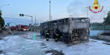 Autobus a fuoco, autista salva i passeggeri