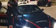 Cerca di sedare una rissa, lo prendono a pugni