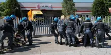 La rivolta dei disperati. Polizia in via Gramadora, tre operai feriti lievi. Agente in ospedale