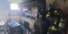 Villetta devastata da un incendio. Carbonizzati due cani e un gatto