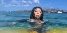 Il video sulla ‘prova pipì’ in mare. “Volgare, fasullo e di cattivo gusto”