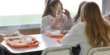 Elementari, è polemica. Mamme contro i rincari della mensa scolastica: "Famiglie penalizzate"
