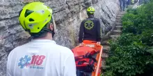 Precipita nel vuoto e muore dopo la scalata