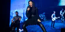 Laura Pausini abbraccia i fan: la festa, il concerto e gli sketch con le amiche di sempre e il suo personal trainer