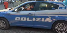 Jesi, finge il danno allo specchietto e le sfila 330 euro dal portafogli: denunciato