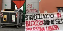 Minghetti in catene, ma gli studenti entrano