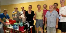 Adulti e bambini ridipingono la scuola