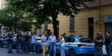 Spedizione punitiva in via Tibaldi, coltelli e sassate di fronte al bar