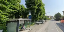 Ragazza presa a calci e pugni alla fermata dell’autobus