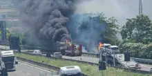 Camion a fuoco in A14. Le fiamme si propagano in un campo di grano. Disastro sfiorato