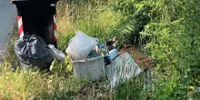 Rifiuti abbadonati sulla ciclabile