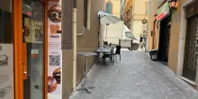 Il Comune concede dehors. Ma uno finisce sull’altro. E i negozianti litigano