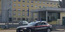 Pugni, minacce di morte e calci alla moglie: arrestato un 46enne