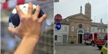 Bimbo di 10 anni scivola e cade da oltre 2 metri per recuperare la palla