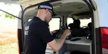 Ubriaco alla guida, sfascia quattro auto. Scoperto e denunciato