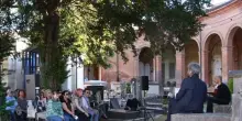 Un Funeral Tea Party al cimitero per ‘Quello che resta dei poeti’