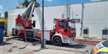 Incendio a Imola: fumo nero dal tetto di un capannone in via Selice