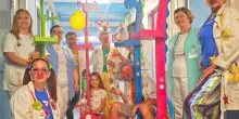I clown portano doni. Regalate le aste porta flebo in Pediatria