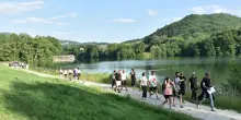 La camminata sul lago fa il pieno di presenze