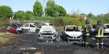 Maxi incendio tra le auto in sosta. Una persona intossicata. Sono nove i mezzi danneggiati