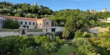 La protesta dei residenti: "Un parcheggio al posto del nostro giardino fiorito"