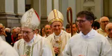 Zuppi torna a Bologna e commuove: “Ascoltiamo papa Leone e non facciamo confronti”