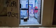 La scritta "Fuori i fasci" sui muri della sede di FdI