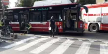 Bologna, bus investe un pedone lungo i viali davanti ai giardini Margherita: è grave