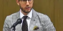 Palpeggia la commessa, ex docente a processo