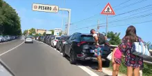 La Statale, trappola continua. Parcheggio selvaggio dilaga: "Multe? Non abbiamo uomini"