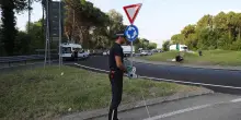 Schianto in moto, muore a 17 anni. In sella contro la rotonda di Marina. Ferita l’amica 16enne che era dietro