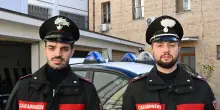 I carabinieri eroi: “Ragazza seduta sui binari, così l’abbiamo salvata”