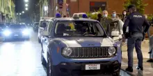 Maxi rissa in strada tra ragazzini: “Lanci di bottiglie e tavolini, la gente si è barricata in casa”